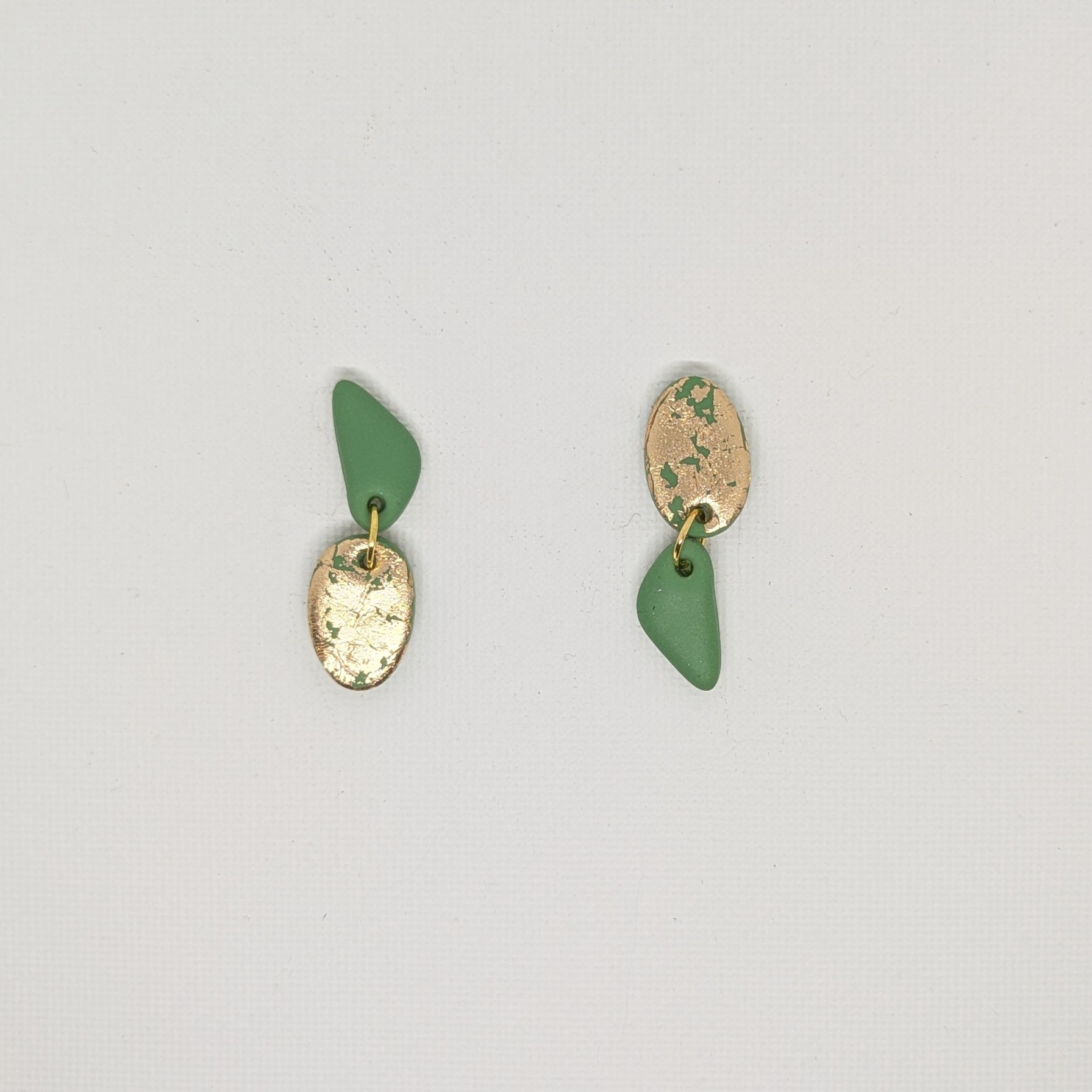 Asymmetrical green&golden hangers